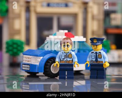Tambow, Russische Föderation - 16. Februar 2022 zwei Lego-Polizeibeamte minifiguren, die vor ihrem Polizeiwagen stehen. Stockfoto
