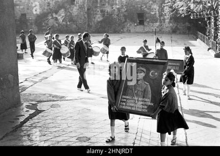 Diyarbakir, Kurdistan, Südosttürkei. 29th. Oktober 1990. Schulkinder tragen ein Porträt von Mustafa Kemal Atatürk zu Beginn einer Parade zum Tag der Republik im Land. Der Tag der Republik ist ein Feiertag in der Türkei zum Gedenken an die Proklamation der Republik Türkei am 29. Oktober 1923, als Mustafa Kemal Atatürk erklärte, dass die Türkei fortan eine republik sei. Die Türkei war de facto seit dem 23. April 1920, dem Zeitpunkt der Gründung der Großen Nationalversammlung der Türkei, eine republik. Stockfoto