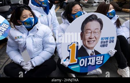 17. Februar 2022 - Seoul, Südkorea : südkoreanische Anhänger von Lee Jae-myung, Präsidentschaftskandidat der regierenden Demokratischen Partei, hören sich seine Rede während eines Präsidentschaftswahlkampfes auf dem Cheonggye-Platz in Seoul, Südkorea, am 17. Februar 2022 an. (Foto von Lee Young-ho/Sipa USA) Stockfoto
