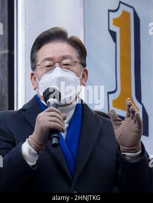 17. Februar 2022 - Seoul, Südkorea: Der südkoreanische Präsidentschaftskandidat Lee Jae-myung von der regierenden Demokratischen Partei spricht während eines Präsidentschaftswahlkampfes am 17. Februar 2022 auf dem Cheonggye-Platz in Seoul, Südkorea. Die Präsidentschaftswahlen des Landes sind für März 9 geplant. (Foto von Lee Young-ho/Sipa USA) Stockfoto