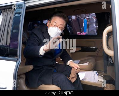 17. Februar 2022 - Seoul, Südkorea : der südkoreanische Präsidentschaftskandidat Lee Jae-myung von der regierenden Demokratischen Partei winkt während eines Präsidentschaftswahlkampfes am 17. Februar 2022 auf dem Cheonggye-Platz in Seoul, Südkorea, mit der Hand. Die Präsidentschaftswahlen des Landes sind für März 9 geplant. (Foto von Lee Young-ho/Sipa USA) Stockfoto