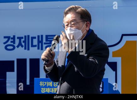 17. Februar 2022 - Seoul, Südkorea: Der südkoreanische Präsidentschaftskandidat Lee Jae-myung von der regierenden Demokratischen Partei spricht während eines Präsidentschaftswahlkampfes am 17. Februar 2022 auf dem Cheonggye-Platz in Seoul, Südkorea. Die Präsidentschaftswahlen des Landes sind für März 9 geplant. (Foto von Lee Young-ho/Sipa USA) Stockfoto