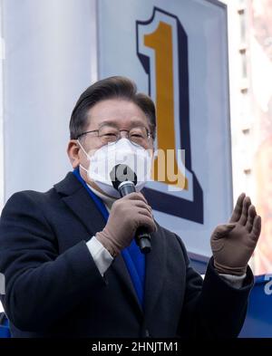 17. Februar 2022 - Seoul, Südkorea: Der südkoreanische Präsidentschaftskandidat Lee Jae-myung von der regierenden Demokratischen Partei spricht während eines Präsidentschaftswahlkampfes am 17. Februar 2022 auf dem Cheonggye-Platz in Seoul, Südkorea. Die Präsidentschaftswahlen des Landes sind für März 9 geplant. (Foto von Lee Young-ho/Sipa USA) Stockfoto