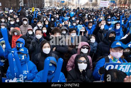 17. Februar 2022 - Seoul, Südkorea : südkoreanische Anhänger von Lee Jae-myung, Präsidentschaftskandidat der regierenden Demokratischen Partei, hören sich seine Rede während eines Präsidentschaftswahlkampfes auf dem Cheonggye-Platz in Seoul, Südkorea, am 17. Februar 2022 an. (Foto von Lee Young-ho/Sipa USA) Stockfoto