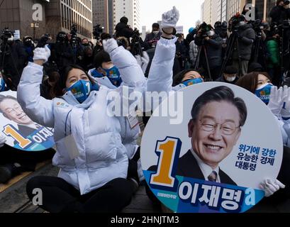 17. Februar 2022 - Seoul, Südkorea : südkoreanische Anhänger von Lee Jae-myung, Präsidentschaftskandidat der regierenden Demokratischen Partei, hören sich seine Rede während eines Präsidentschaftswahlkampfes auf dem Cheonggye-Platz in Seoul, Südkorea, am 17. Februar 2022 an. (Foto von Lee Young-ho/Sipa USA) Stockfoto