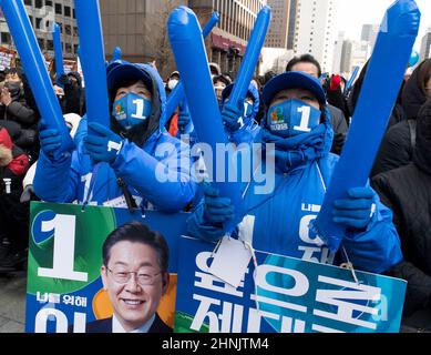 17. Februar 2022 - Seoul, Südkorea : südkoreanische Anhänger von Lee Jae-myung, Präsidentschaftskandidat der regierenden Demokratischen Partei, hören sich seine Rede während eines Präsidentschaftswahlkampfes auf dem Cheonggye-Platz in Seoul, Südkorea, am 17. Februar 2022 an. (Foto von Lee Young-ho/Sipa USA) Stockfoto