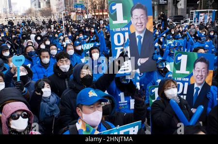 17. Februar 2022 - Seoul, Südkorea : südkoreanische Anhänger von Lee Jae-myung, Präsidentschaftskandidat der regierenden Demokratischen Partei, hören sich seine Rede während eines Präsidentschaftswahlkampfes auf dem Cheonggye-Platz in Seoul, Südkorea, am 17. Februar 2022 an. (Foto von Lee Young-ho/Sipa USA) Stockfoto