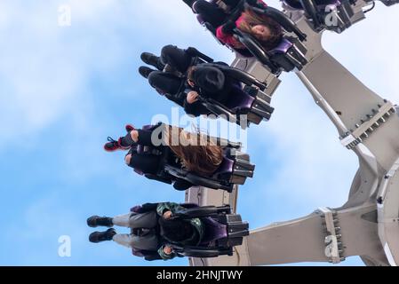 Southend on Sea, Essex, Großbritannien. 17th. Februar 2022. Starke Winde aus dem Sturm Dudley beeinflussen die Küstenstadt immer noch. Das hat die Jugendlichen nicht davon abgehalten, während ihrer Auszeit die Axis Thrill Ride in Adventure Island zu genießen Stockfoto