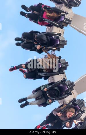 Southend on Sea, Essex, Großbritannien. 17th. Februar 2022. Starke Winde aus dem Sturm Dudley beeinflussen die Küstenstadt immer noch. Das hat die Jugendlichen nicht davon abgehalten, während ihrer Auszeit die Axis Thrill Ride in Adventure Island zu genießen Stockfoto