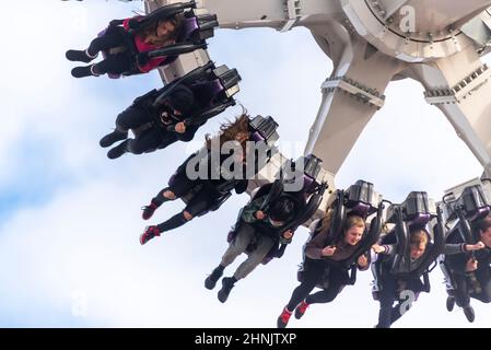 Southend on Sea, Essex, Großbritannien. 17th. Februar 2022. Starke Winde aus dem Sturm Dudley beeinflussen die Küstenstadt immer noch. Das hat die Jugendlichen nicht davon abgehalten, während ihrer Auszeit die Axis Thrill Ride in Adventure Island zu genießen Stockfoto