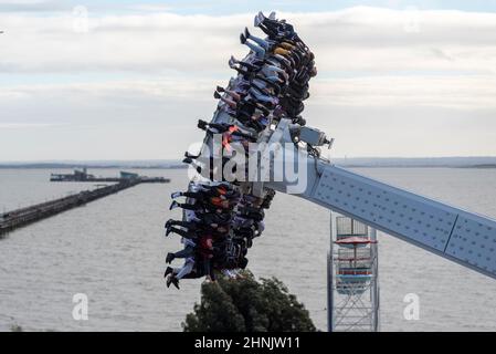 Southend on Sea, Essex, Großbritannien. 17th. Februar 2022. Starke Winde aus dem Sturm Dudley beeinflussen die Küstenstadt immer noch. Das hat die Jugendlichen nicht davon abgehalten, während ihrer Auszeit die Axis Thrill Ride in Adventure Island zu genießen Stockfoto