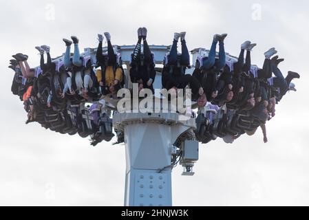 Southend on Sea, Essex, Großbritannien. 17th. Februar 2022. Starke Winde aus dem Sturm Dudley beeinflussen die Küstenstadt immer noch. Das hat die Jugendlichen nicht davon abgehalten, während ihrer Auszeit die Axis Thrill Ride in Adventure Island zu genießen Stockfoto