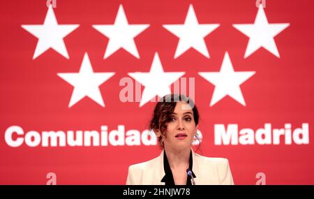 Madrid, Spanien. 17th. Februar 2022. Madrid, Spanien; 17.02.2022.- Isabel Diaz Ayuso, Präsidentin der Gemeinde Madrid, erscheint vor der Presse, weil die Führung ihrer Partei, der Volkspartei (PP), die von Pablo Casado geleitet wird, untersucht, ob Ayuso ihren Bruder in einem öffentlichen Auftrag bevorzugt. Quelle: Juan Carlos Rojas/dpa/Alamy Live News Stockfoto