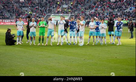 firo : 02/13/2022 Fuvuball, Fußball, 2nd Bundesliga, Saison 2021/2022, F95 Fortuna Dvºsseldorf, Düsseldorf - FC Schalke 04 2:1 Enttv§usche Schalke vor Fans Stockfoto