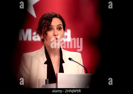 Madrid, Spanien. 17th. Februar 2022. Madrid, Spanien; 17.02.2022.- Isabel Diaz Ayuso, Präsidentin der Gemeinde Madrid, erscheint vor der Presse, weil die Führung ihrer Partei, der Volkspartei (PP), die von Pablo Casado geleitet wird, untersucht, ob Ayuso ihren Bruder in einem öffentlichen Auftrag bevorzugt. Quelle: Juan Carlos Rojas/dpa/Alamy Live News Stockfoto