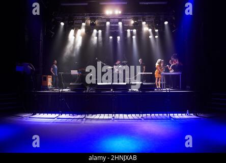 Genießen Sie jeden Song, den die Band spielt. Ausgeschnittene Aufnahme einer Menge bei einem Konzert. Stockfoto