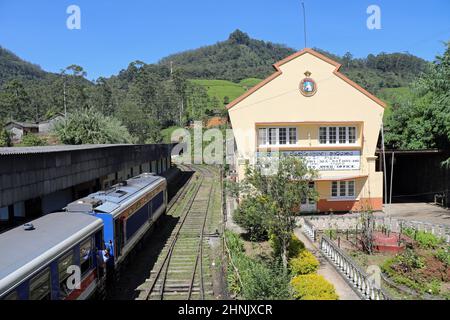 Der Zug von Kandy nach Nuwara Eliya, der den Bahnhof Nanu Oya in Sri Lanka passiert Stockfoto