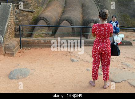 Touristen an der Löwentreppe bei der Sigiriya Rock Fortress Stockfoto