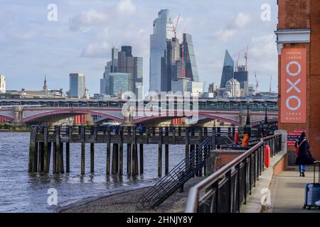 London, Großbritannien. 17. Februar 2022. Die Wolkenkratzer der Stadt London, die an einem luftigen Tag in London vom South Bank aus gesehen werden. Der Südosten hat sich für den nächsten Sturm gerüstet, der morgen eintreffen wird. Quelle: Malcolm Park/Alamy Live News Stockfoto