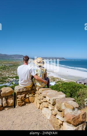 Schöner weißer Sand Noordhoek Strand entlang Chapman's Peak Drive Kapstadt Südafrika. Noordhoek Beach Kapstadt, Ehepaar mit Blick auf den Ebach Stockfoto