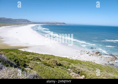 Schöner weißer Sand Noordhoek Strand entlang Chapman's Peak Drive Kapstadt Südafrika. Noordhoek Beach Kapstadt Stockfoto