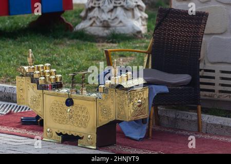 Nahaufnahme eines Arbeitsplatzes, eines Nachtklatschers in einer türkischen Stadt Stockfoto