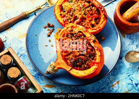 Herbstlicher Kürbis, gebraten mit Hackfleisch, Gemüse und Quinoa Stockfoto