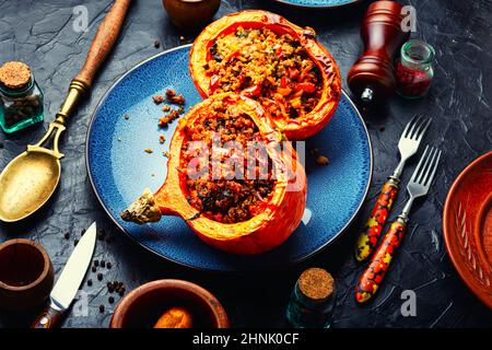 Kürbishälften gefüllt mit Hackfleisch, Gemüse und Quinoa.Herbst geschmorter Kürbis hokkaido Stockfoto