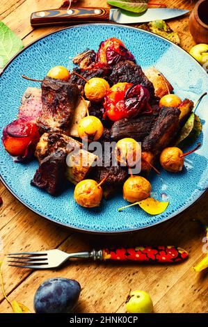 Köstliche Rinderrippen in Pflaumen und Birnen geröstet.Fleischrippen in Früchten Stockfoto