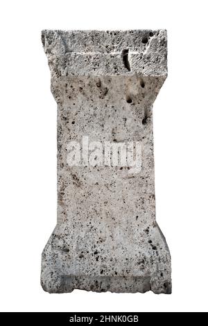Große konische Steinsäule isoliert auf weißem Hintergrund Stockfoto