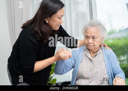 Hilfe und Pflege Asiatische ältere oder ältere alte Dame Frau Patientin sitzt im Rollstuhl auf Krankenpflegeabteilung, gesund starke medizinische Konzept Stockfoto