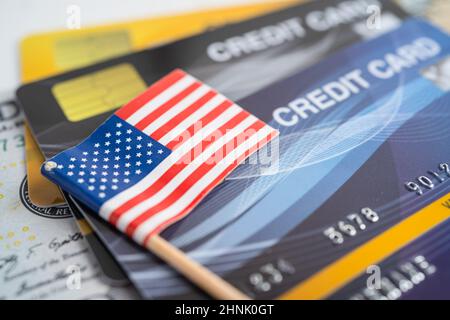 US-amerikanische Flagge auf der Kreditkarte. Finanzentwicklung, Bankkonto, Statistiken, Investment Analytic Research Data Economy, Börsenhandel, Unternehmenskonzept. Stockfoto