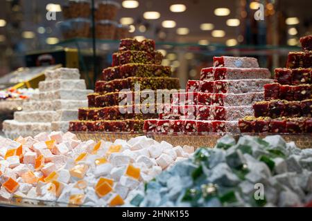 Reihen von türkischen Delight Süßigkeiten Desserts sortiert mit getrockneten Früchten in einer Pyramidenform angeordnet und aufgereiht im Schaufenster Stockfoto
