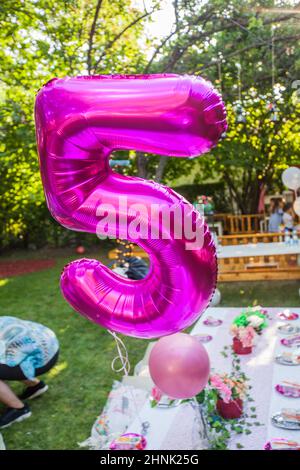 Happy Birthday Dekoration. Geburtstagsballon Bei Der Sommergarten-Party. Ballon Der Nummer Fünf Stockfoto