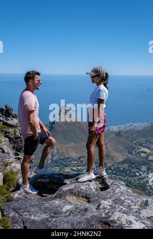 Blick vom Tafelberg in Kapstadt Südafrika, Blick über das Meer und Löwenkopf vom Tafelberg Kapstadt. Paar Mann und Frau auf dem Gipfel des Berges Stockfoto