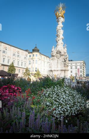 LINZ, ÖSTERREICH: Dreifaltigkeitssäule auf dem Hauptplatz oder Hauptplatz im Zentrum von Linz, Österreich. Linz ist die drittgrößte Stadt Österreichs Stockfoto