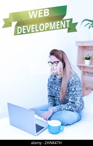 Textüberschrift mit Web-Entwicklung, Geschäftskonzept Umgang mit der Entwicklung von Websites für das Hosting über Intranet Entrepreneur Checking and Reading Stockfoto