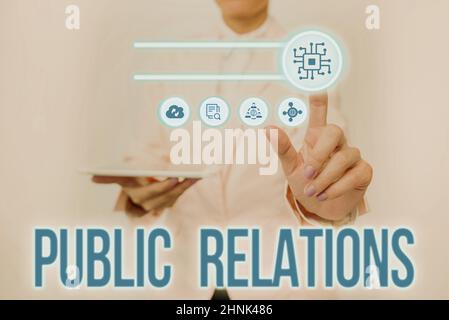 Textunterschrift mit Public Relations, Geschäftskonzept Stand der Beziehung zwischen der Öffentlichkeit und einem Unternehmen Lady Holding Tablet, das auf die Presse drängt Stockfoto