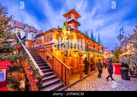 Breslau, Polen - Weihnachtsmarkt, mittelalterlicher polnischer Platz. Stockfoto