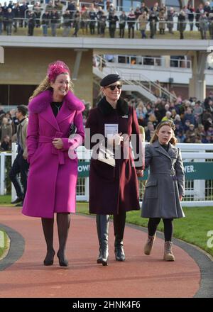 ZUR KOSTENLOSEN NUTZUNG DURCH DIE GLOUCESTERSHIRE ECHO Zara Tindall und ihre Tochter Mia genießen einen Tag Rennen auf Cheltenham Rennbahn auf Trials Day Ahead of the Go Stockfoto