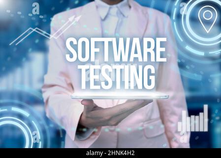 Handschriftenschild Software Testing, Business Overview Bewerten Sie die Funktionalität einer Software-Anwendung Lady Uniform Standing Tablet Hand presentin Stockfoto