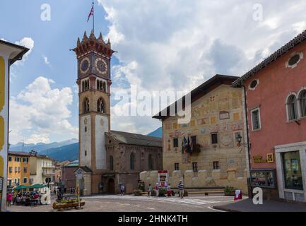 Glockenturm in Cavalese Stockfoto