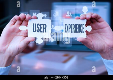 Konzeptionelle Darstellung User Experience, Konzept Bedeutung mit Website besonders in Bezug darauf, wie angenehm es ist, Business Woman Holding Jigsaw Puzzle P zu verwenden Stockfoto
