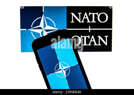 17. Februar 2022, Spanien: Auf dieser Abbildung ist eine NATO-Flagge (North Atlantic Treaty Organization) auf einem Smartphone-Bildschirm zu sehen und im Hintergrund die Flagge der NATO. (Bild: © Thiago Prudencio/SOPA Images via ZUMA Press Wire) Stockfoto