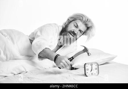 Stress-Konzept. Zeitmanagement. Brauchen, um sich zu entspannen. Nervig klingelender Wecker. Pause Disziplin Regime. Zeit zum Aufwachen. Früh am Morgen Routine. Bärtig Stockfoto