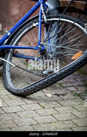 Verbogenes Hinterrad eines alten Fahrrads Stockfoto