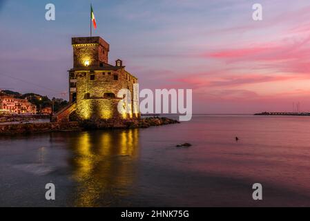 Burg von Rapallo bei Sonnenuntergang Stockfoto