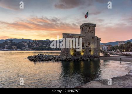 Burg von Rapallo bei Sonnenuntergang Stockfoto