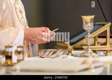 Den Ritus des heiligen Brotes feiern Stockfoto