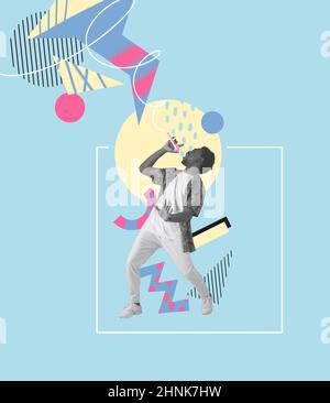 Aufgeregter junger Mann, Sänger, der am Mikrofon auf blauem Hintergrund mit geometrischem Muster singt. Modernes Design. Konzeptuelle, zeitgenössische Kunstcollage Stockfoto